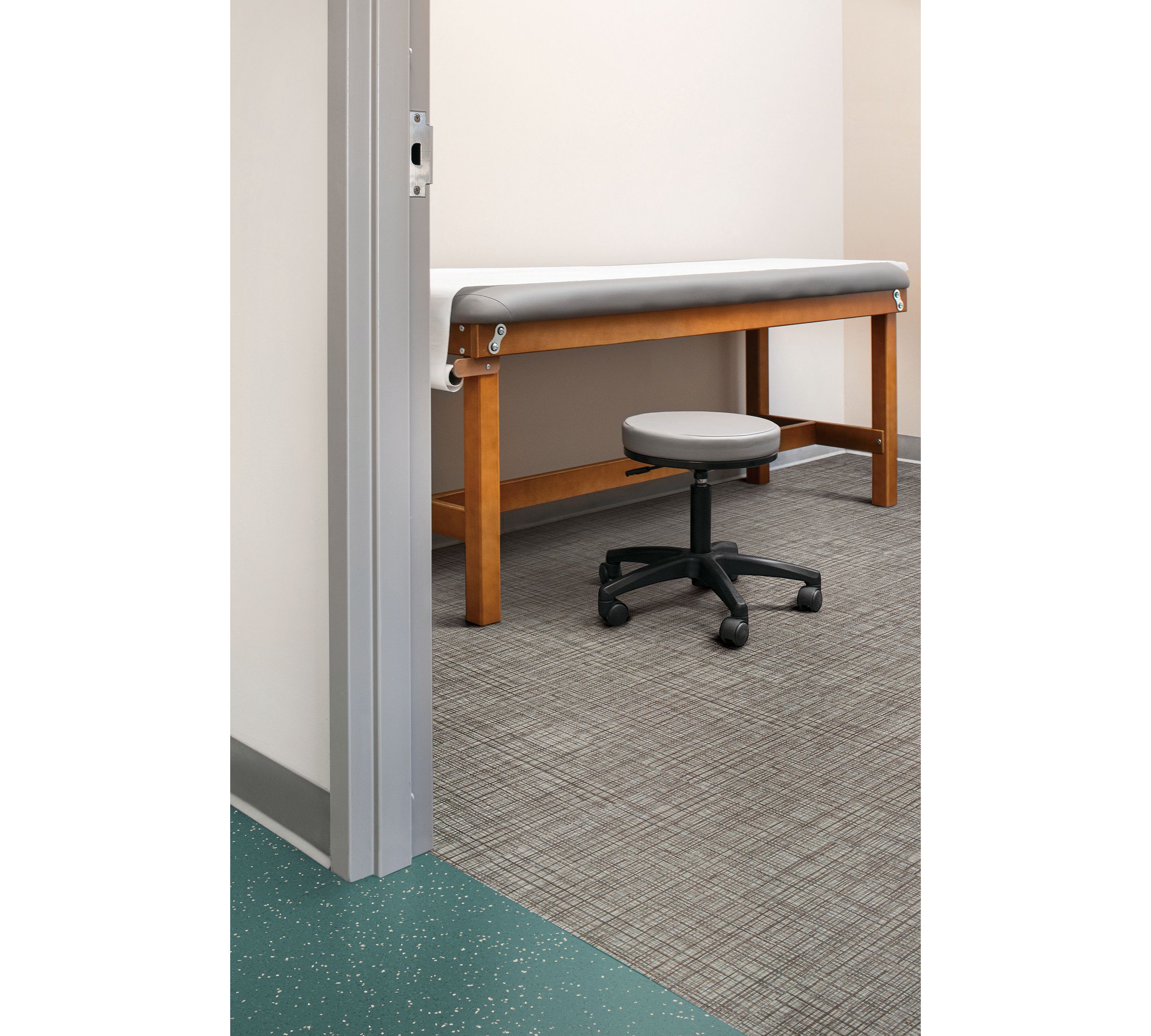 Interface Criterion Classic Wovens LVT and noraplan enironcare rubber flooring in patient room with table and rolling stool número de imagen 4